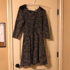 Black/white long-sleeve dress